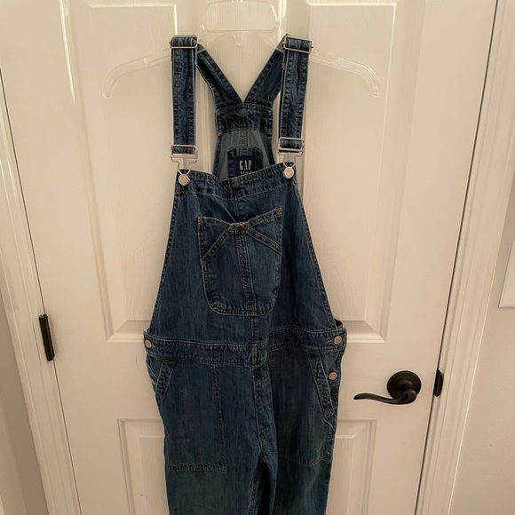 GAP Tops - Gap Overalls 👖💙